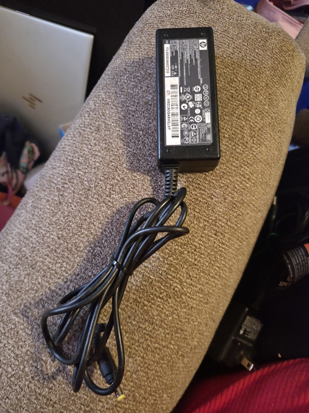 HP 65W 18.5V 3.5A AC power adapter,